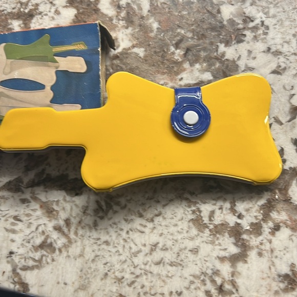 Old school vintage retro style Strum Along Comb 🪮 & Mirror Set very cool 🪨 🥖 - Picture 6 of 11